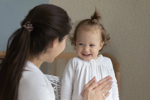 Älskade mor leker ha kul med leende liten dotter — Stockfoto