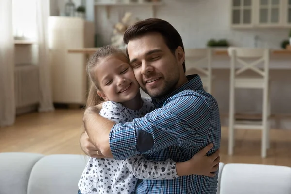 Sevecen, mutlu, genç bir baba, küçük kızını kucaklıyor.. — Stok fotoğraf