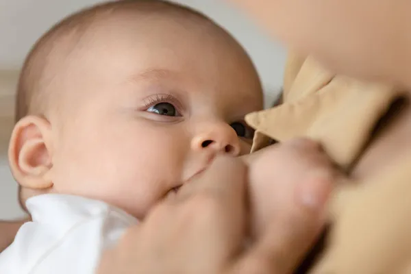 Zbliżenie matka karmienie piersią uroczy słodkie noworodka — Zdjęcie stockowe
