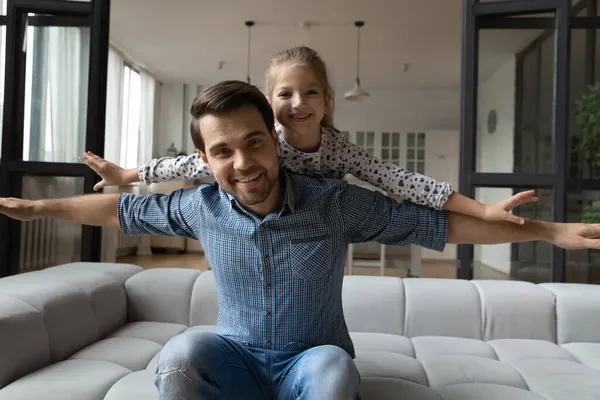 Portrait de jeune père souriant jouant avec sa petite fille. — Photo