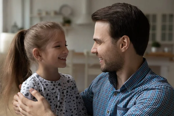 Felice bambina che parla con il padre gioioso. — Foto Stock