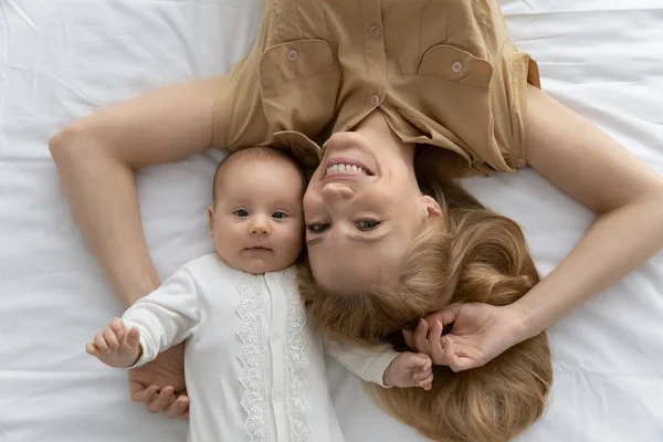 Top view hoofd schot portret glimlachende jonge moeder en baby — Stockfoto