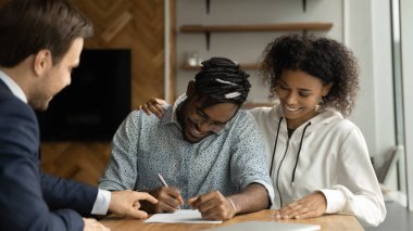 Genç ve mutlu melez müşteriler avukatla sözleşme imzalıyor..