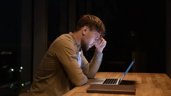 Ansioso joven empresario estresado que trabaja en la computadora. — Foto de Stock