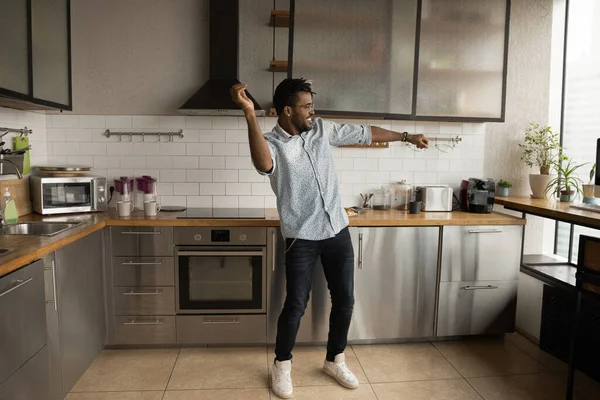 Glad vacker ung afrikansk amerikansk man dansar i köket. — Stockfoto