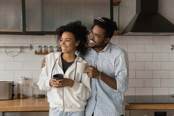 Feliz amor joven afroamericano pareja soñando despierto en la cocina. —  Fotos de Stock