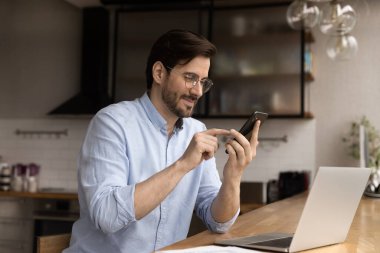 Kafkasyalı mutlu iş adamı cep telefonu kullanıyor..
