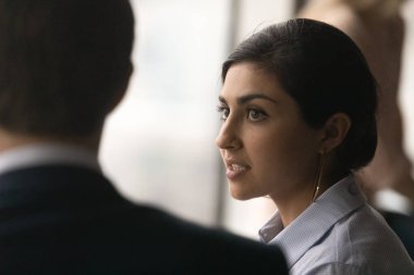 Milenyum Hindistanlı bir kadının meslektaşıyla konuştuğu bir fotoğraf..