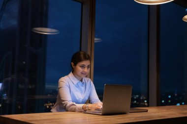 Genç Hintli kadın bilgisayarda çalışıyor..