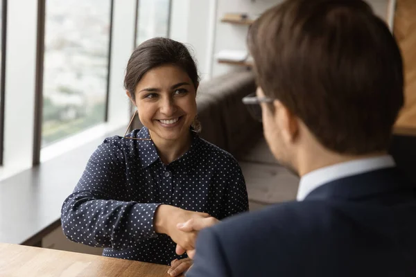 Happy young indian woman shaking hands with male hr manager. — Stock Photo, Image