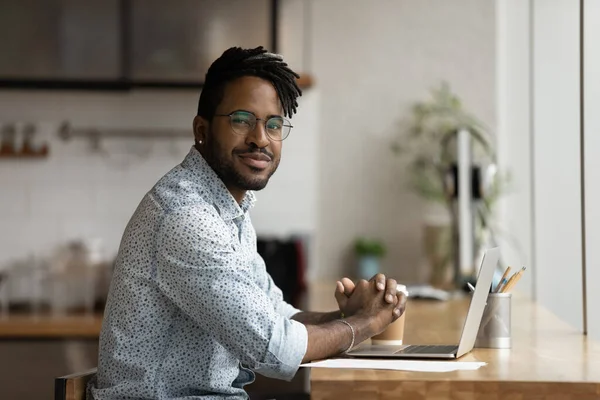 Porträt eines glücklichen jungen afrikanisch-amerikanischen Geschäftsmannes. — Stockfoto