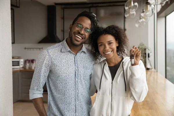 快乐的年轻非洲裔美国家庭夫妇展示钥匙. — 图库照片