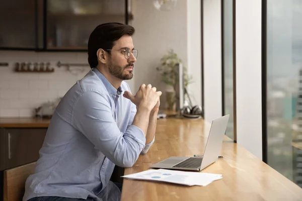 Jovem empresário atencioso distraído do trabalho de computador. — Fotografia de Stock