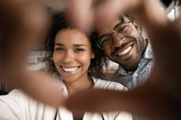 Cerca de la pareja afroamericana sincera mostrando símbolo del corazón. — Foto de Stock