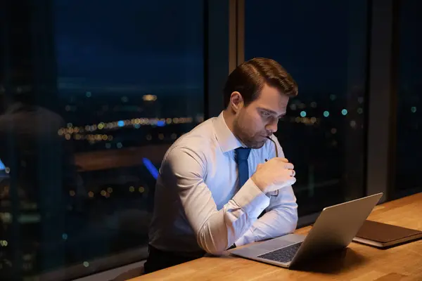 Jovem empresário confuso considerando solução de problema no computador. — Fotografia de Stock