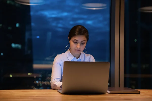 Enfocado millennial gerente indio femenino trabajando en la computadora. — Foto de Stock