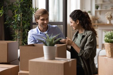 Çift eşyalarını toplayıp yeni eve taşınmaya hazırlanıyor.