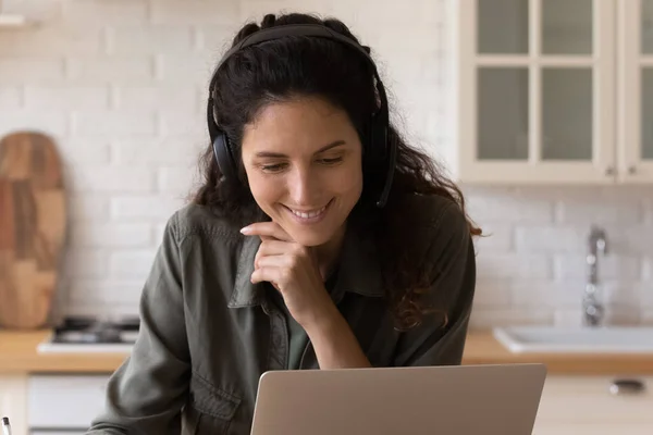 Женщина с помощью ноутбука смотрит вебинар электронного обучения на дому — стоковое фото