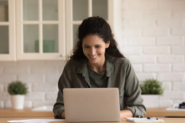 Jovem bonita mulher hispânica freelancer trabalhando no laptop em casa — Fotografia de Stock