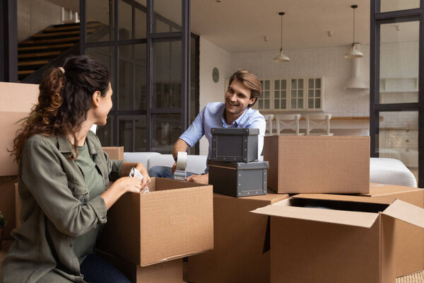 Пара пакует свои вещи, готовясь к переселению.