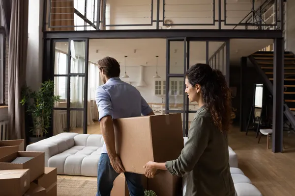 Pareja que lleva cajas de cartón con pertenencias personales en el día de la reubicación — Foto de Stock