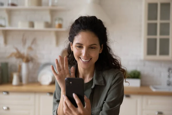Atractiva mujer hispana hace videollamada con celular — Foto de Stock