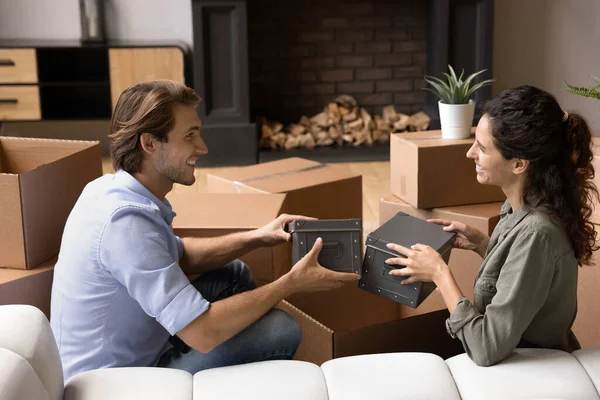 Couple déballer des effets assis sur le canapé dans leur nouvelle maison — Photo