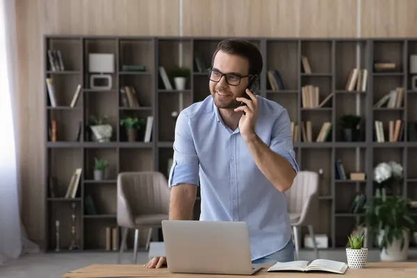 Sorrindo jovem empresário segurando conversa chamada telefônica. — Fotografia de Stock