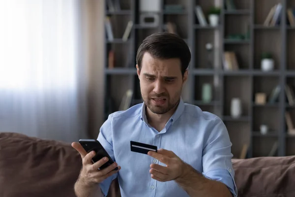 Stressed young man dissatisfied with insecure online money transfer. — Stock Photo, Image