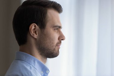 Hayalperest, kendinden emin genç bir adam uzaktan bakıyor..