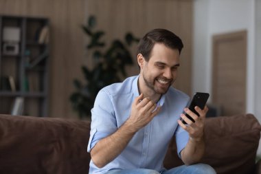 Gezici internet başarısını kutlayan neşeli genç adam..