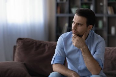 Kafası karışmış genç adam uzaktan bakıyor..