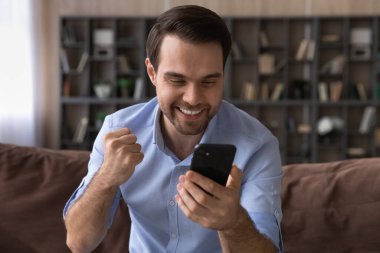 Duygusal olarak mutlu genç adam online başarısını kutluyor..