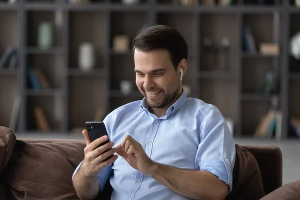 Feliz homem milenar segurando vídeo chamada conversa. — Fotografia de Stock