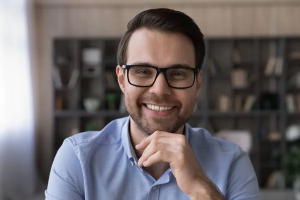 안경을 쓴 똑똑 한 사업가가 웃으며 웃는 모습. — 스톡 사진