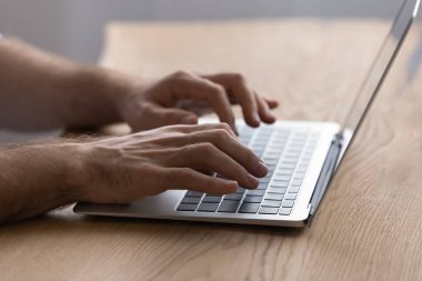 Bilgisayarda online proje üzerinde çalışan genç adamı kapat.