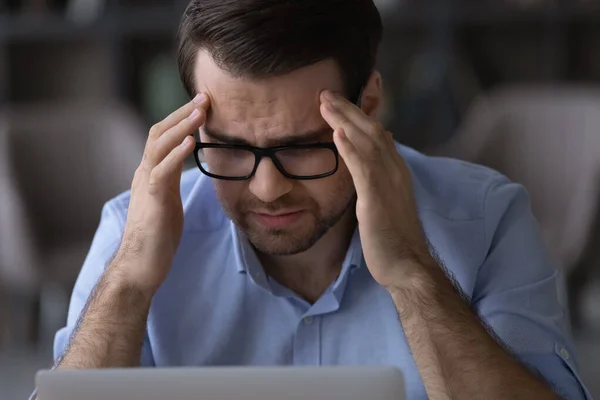 Joven empresario frustrado que sufre de dolor de cabeza. — Foto de Stock