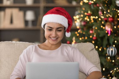 Gülümseyen bin yıllık Hintli kadın bilgisayar kullanıyor..