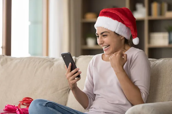 Exultante sincera milenar mulher indiana celebrando o sucesso na internet. — Fotografia de Stock