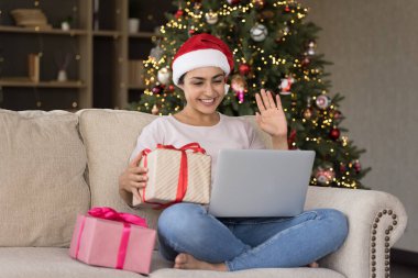 Neşeli, dost canlısı bin yıllık Hintli kadın video görüşmesi yapıyor..