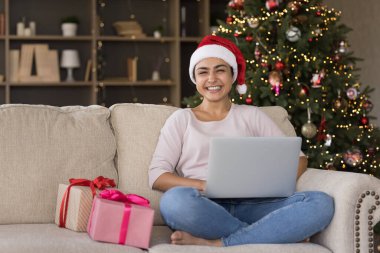 Mutlu bin yıllık Hintli kadın evde bilgisayar kullanıyor..