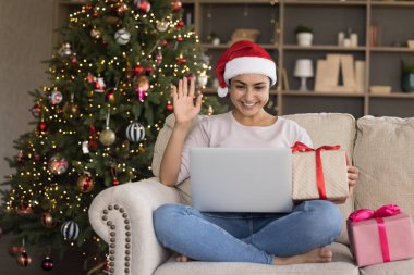 Gülümseyen milenyum Hintli kadın elinde video ile Noel 'i kutluyor..