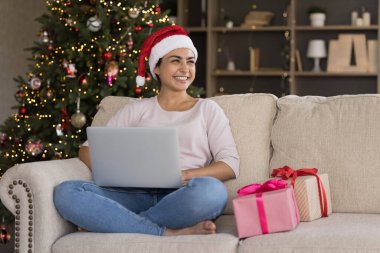 щасливі молода Індійська жінка за допомогою комп'ютера на дому.