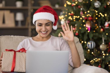 Neşeli Hintli kadın internette yeni yılı kutluyor..