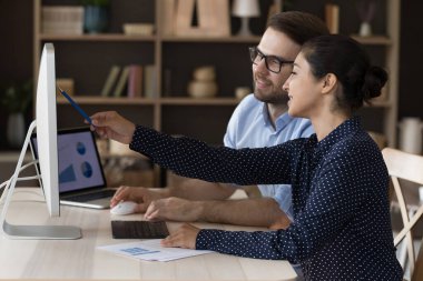 Mutlu genç Hintli çalışan meslektaşımla online proje üzerinde çalışıyoruz..