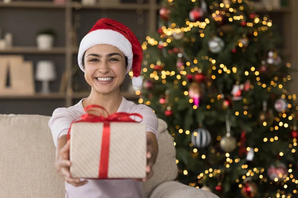 Feliz hermosa mujer india joven dando regalo de Navidad. — Foto de Stock