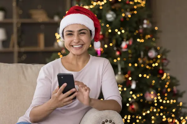 Sorrindo jovem indiana usando celular em casa. — Fotografia de Stock