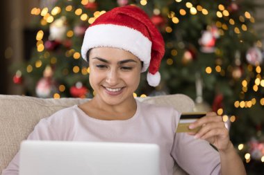 İnternetten mal alan neşeli, güzel, genç bir Hintli kadın..