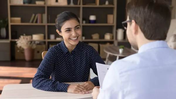 Feliz indiana candidato a emprego realização de entrevista com hr manager. — Fotografia de Stock