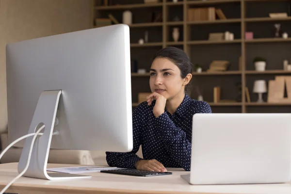 Focused beautiful young Indian businesswoman working on computer. — Stock Photo, Image